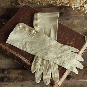 Vintage 1940s Gloves, Size 6.75 Beige Kid Leather With Buttons Matinee Or Wrist